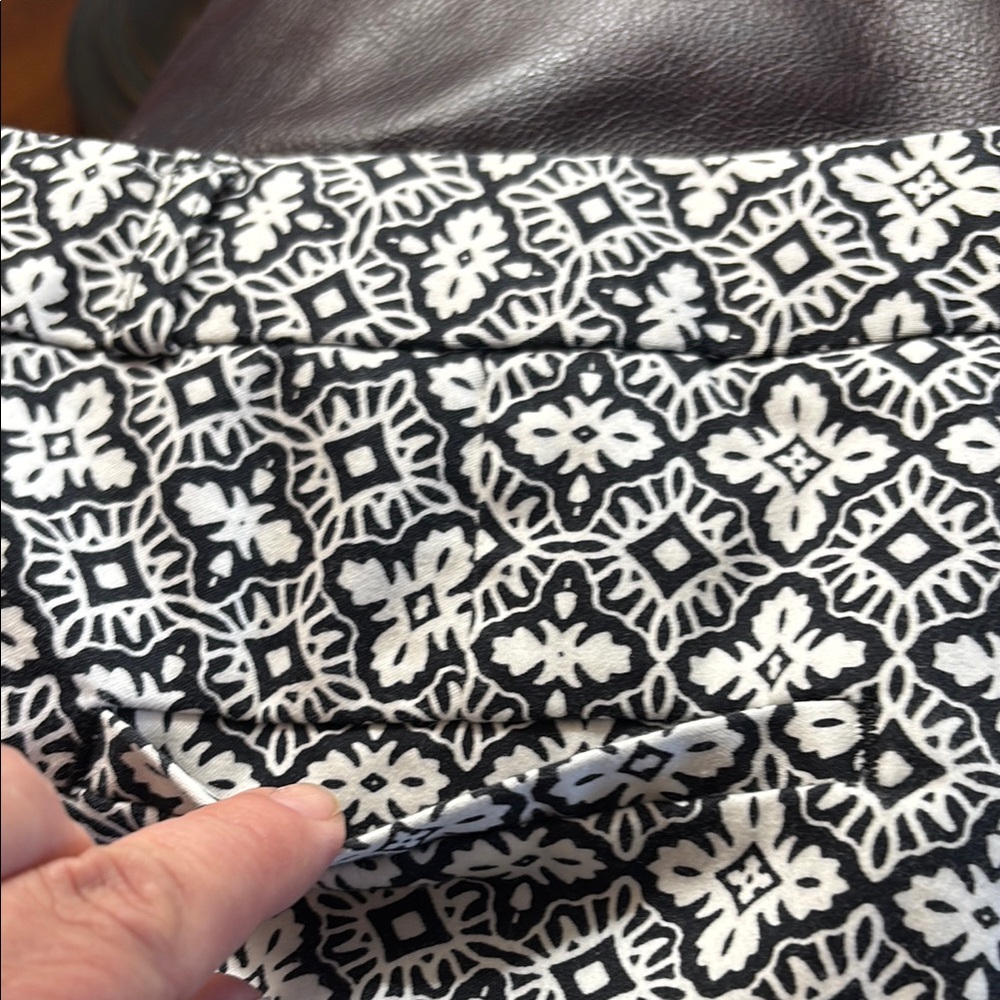 Banana Republic Reegan Women’s pants , Black /White Patterned , Mid Rise , sz 8 - Picture 7 of 9